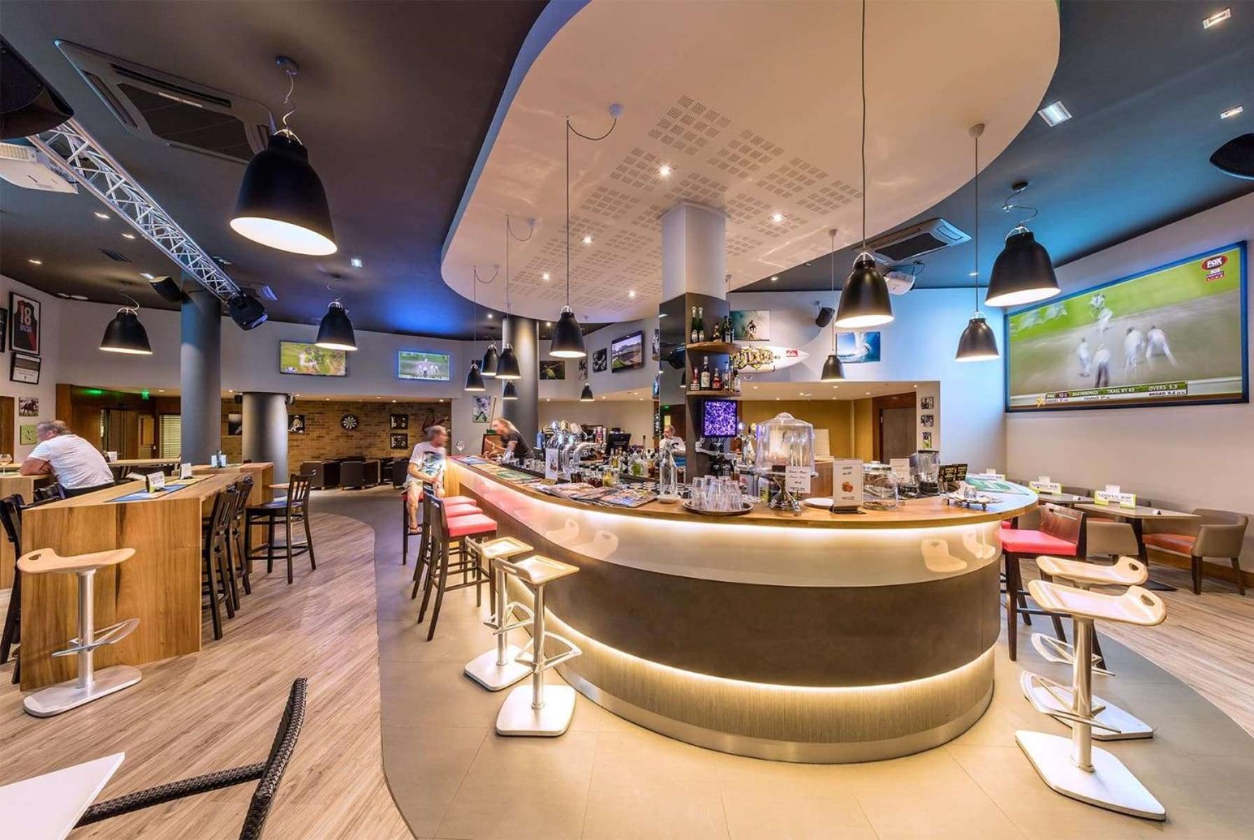 努美阿华美达广场酒店 外观 照片